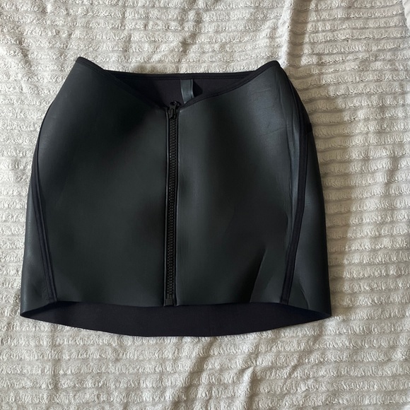 SKIMS Black Swim Skirt onyx medium - Picture 3 of 7
